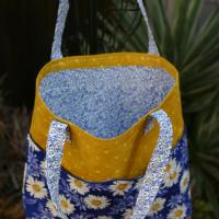 Daisies Floral Tote Bag w/ Wavy Pockets