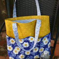 Daisies Floral Tote Bag w/ Wavy Pockets