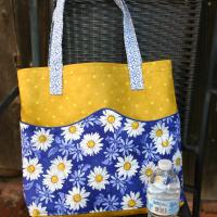 Daisies Floral Tote Bag w/ Wavy Pockets