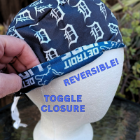 Toggle Cord Lock Reversible Detroit Lions / Old English D scrub cap, handmade, adjustable, for nurse, dentist, technician, food service