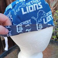 Toggle Cord Lock Reversible Detroit Lions / Old English D scrub cap, handmade, adjustable, for nurse, dentist, technician, food service