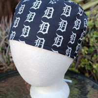 Toggle Cord Lock Reversible Detroit Lions / Old English D scrub cap, handmade, adjustable, for nurse, dentist, technician, food service