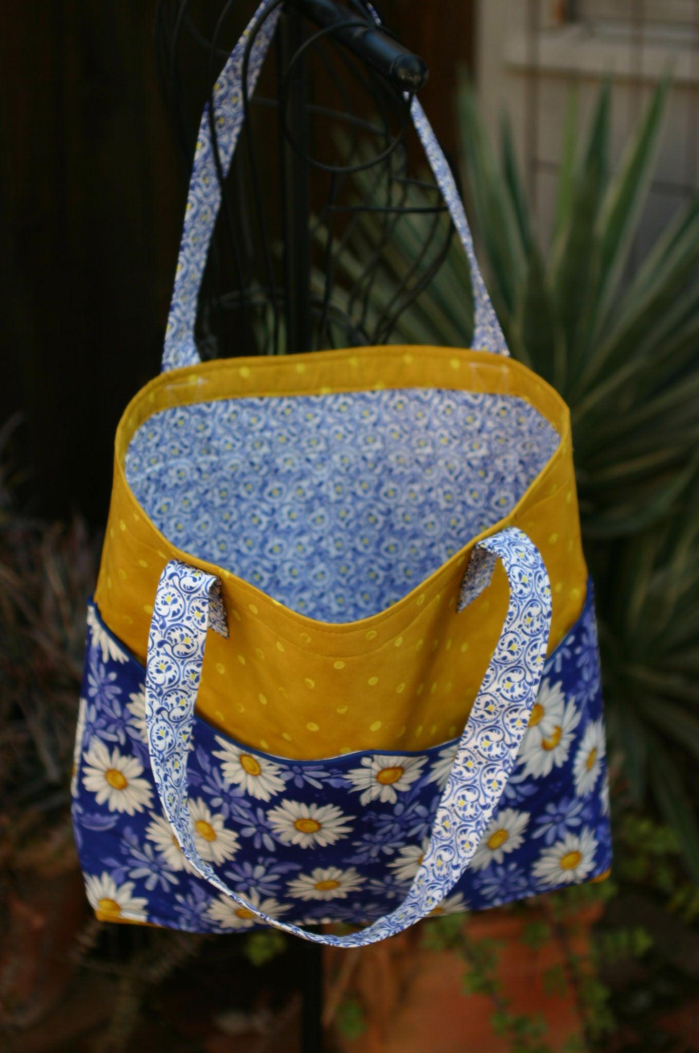 Daisies Floral Tote Bag w/ Wavy Pockets