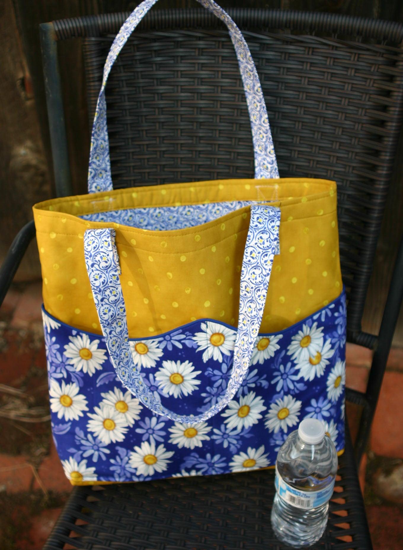 Daisies Floral Tote Bag w/ Wavy Pockets