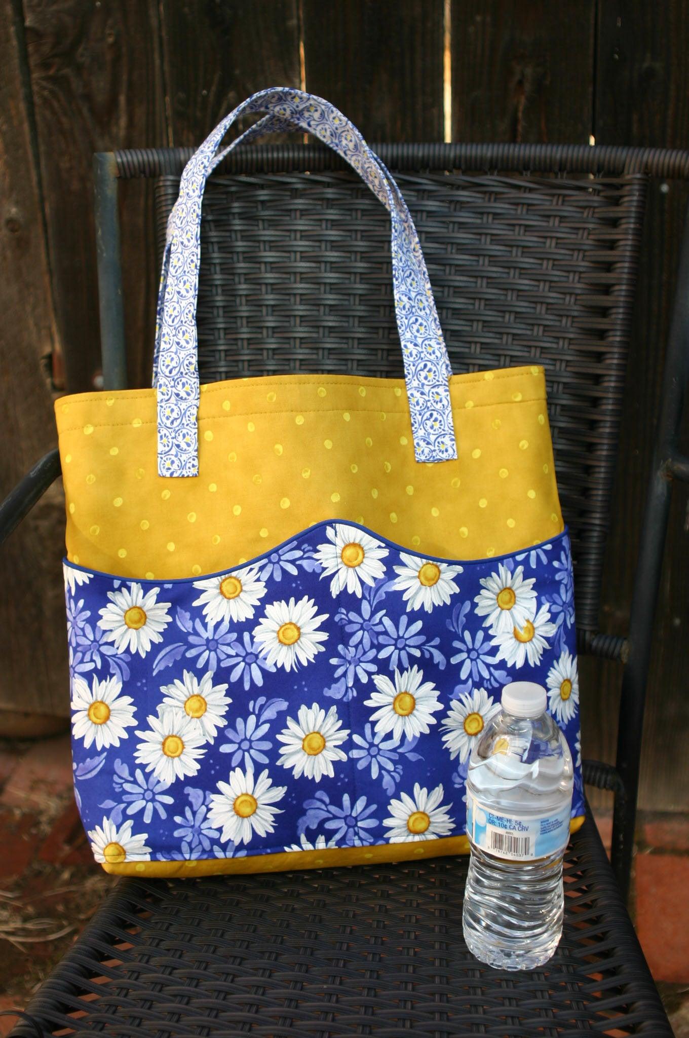 Daisies Floral Tote Bag w/ Wavy Pockets