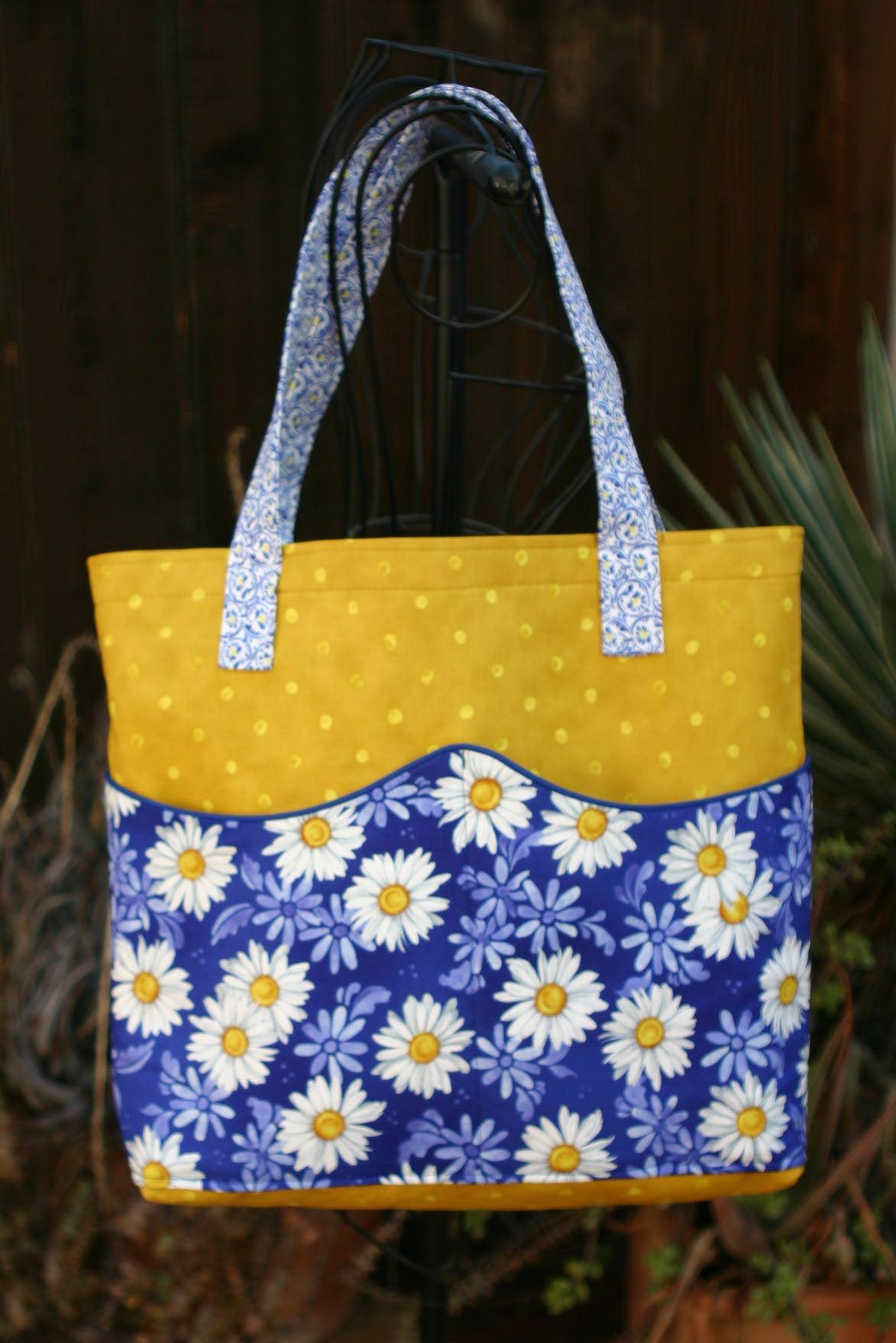 Daisies Floral Tote Bag w/ Wavy Pockets