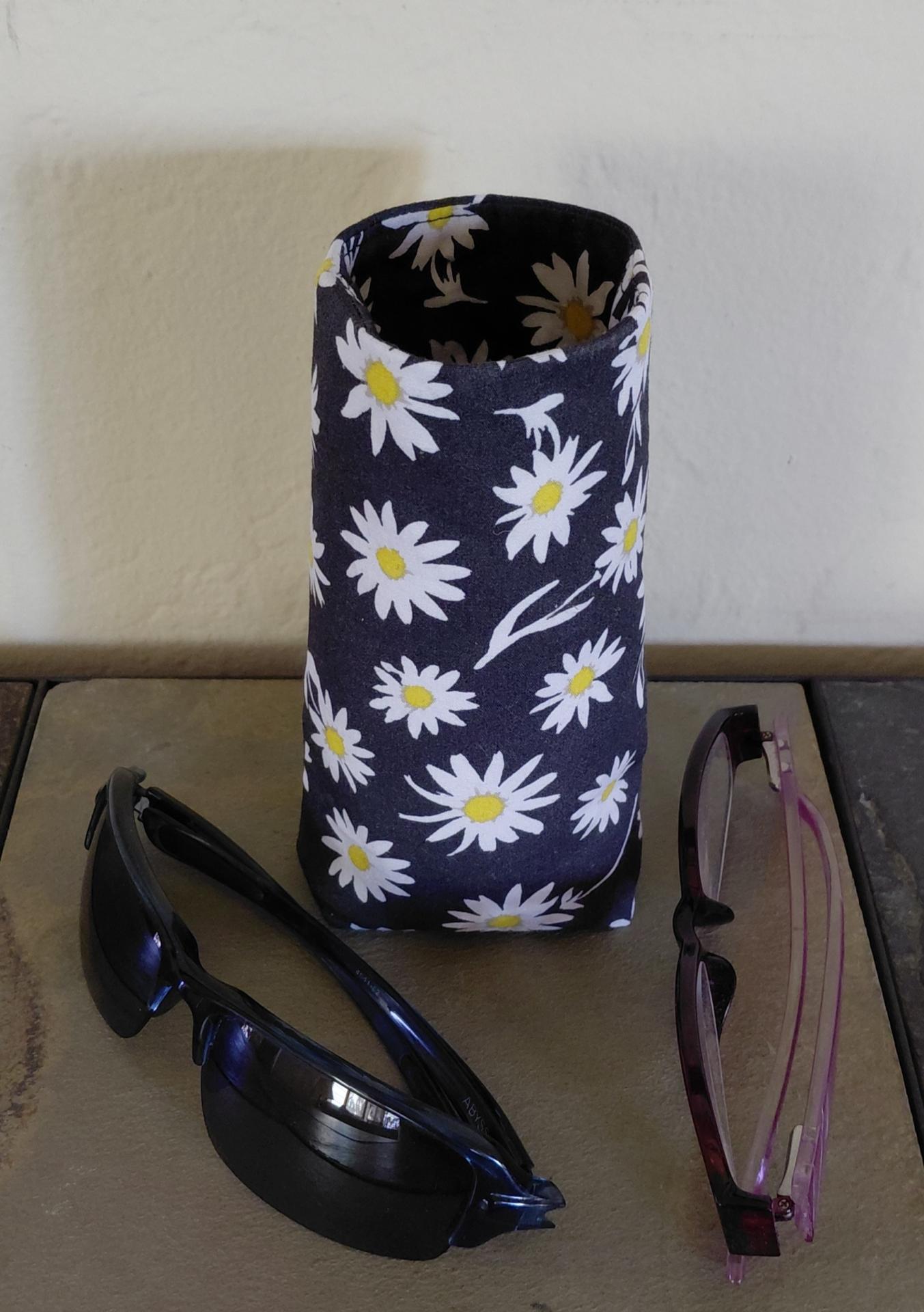 Black & White Daisy Eyeglasses Holder, Floral Glasses Stand, Glasses Holder, Mom Gift, Weighted Stand-up Glasses Pouch, Daisy Lover Gift
