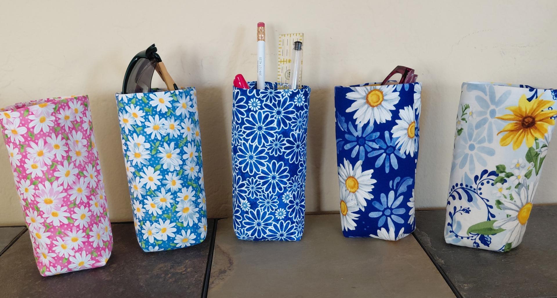 Daisies Upright Eyeglasses Holder, Glasses Stand, Weighted Fabric Eyeglasses Case, Floral Eyeglasses Case, Daisy Weighted Stand-up Glasses Pouch