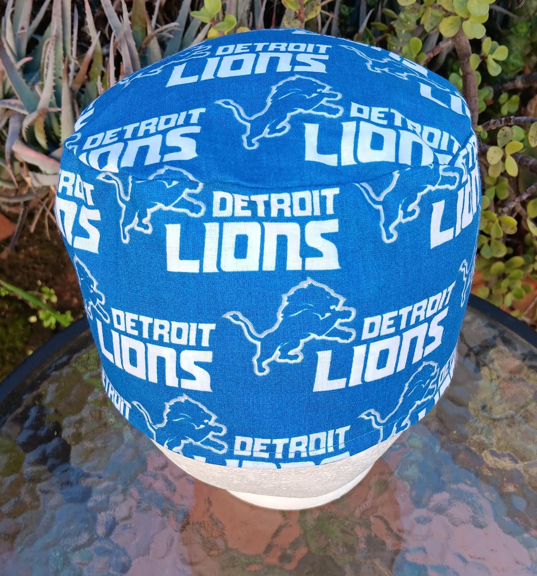 Toggle Cord Lock Reversible Detroit Lions / Old English D scrub cap, handmade, adjustable, for nurse, dentist, technician, food service