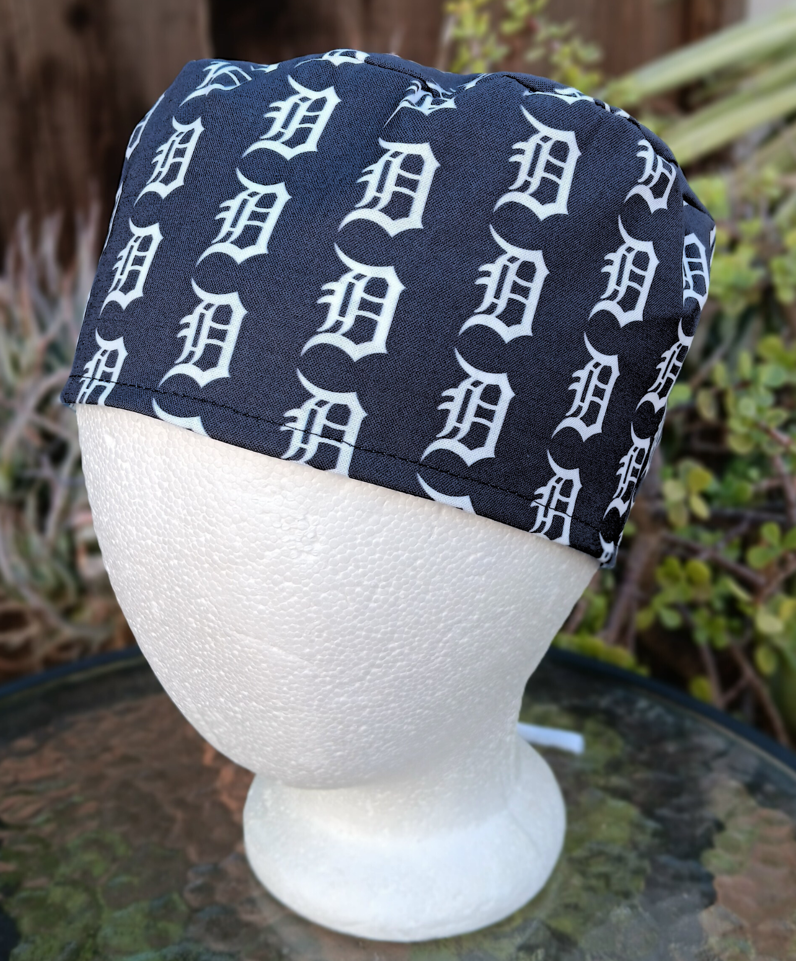 Toggle Cord Lock Reversible Detroit Lions / Old English D scrub cap, handmade, adjustable, for nurse, dentist, technician, food service