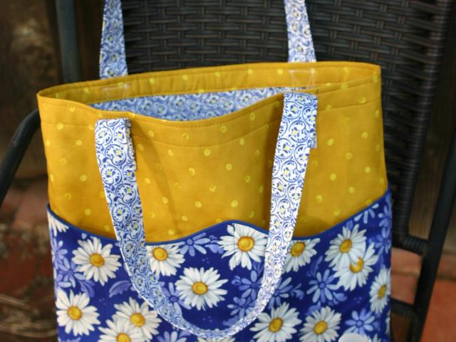 Daisies Floral Tote Bag w/ Wavy Pockets