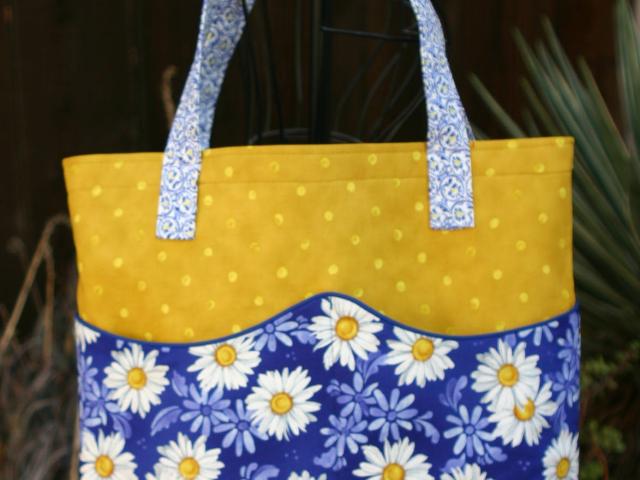 Daisies Floral Tote Bag w/ Wavy Pockets