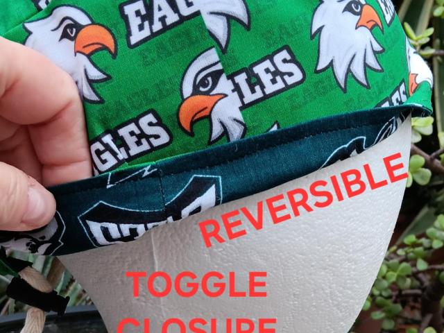 Toggle Closure Philadelphia Eagles scrub cap, kelly green & midnight green, adjustable, toggle cord lock, nurse, Phillly, handmade