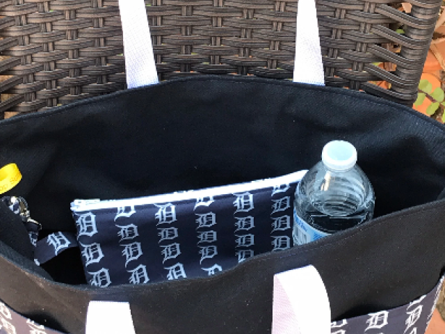 Small heavy duty tote bag wih zipper pouch & fob, six exterior pockets, canvas body, polypropylene straps, Old English D